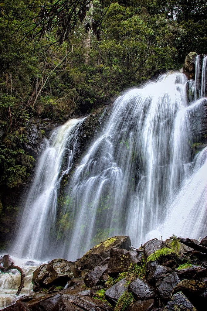 Snobs Creek Falls A quick 5 minute trip south of the township of Eildon will land you at the top of the impressive Snobs Creek Falls. The water crashes in total over 100 metres over rocky outcrops to the valley below. Snobs Creek is a small alpine waterway by that.phil.guy