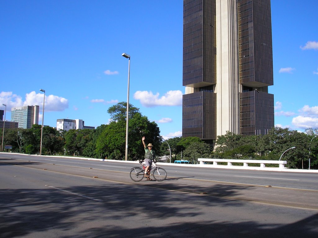 Passeio de bicicleta no Eixão em um dia de domingo (ao fundo prédio do BC) by RioPreto