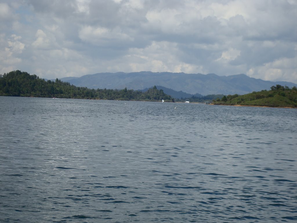 Embalse de guatape by Pacho Henao