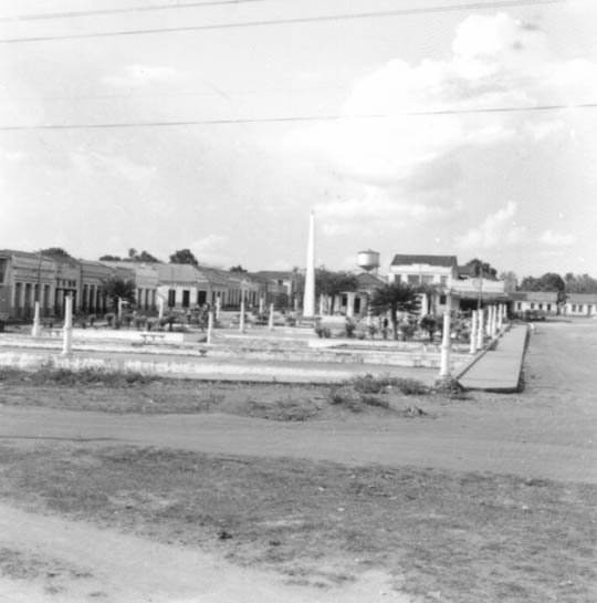 Praça da Escola Durvalina (foto antiga) by psych