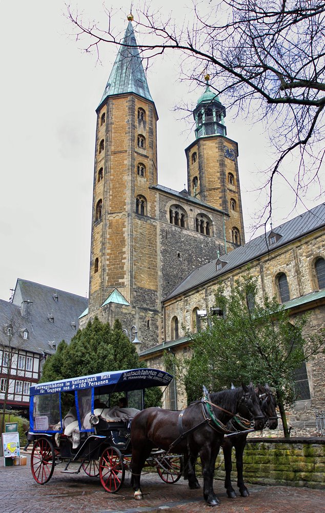 Horsewagon in front of the Marktkirche by Finn Lyngesen flfoto.dk