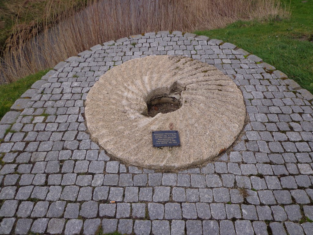 Molensteen nabij De Wieken Zevenbergschen Hoek by © rdnjc