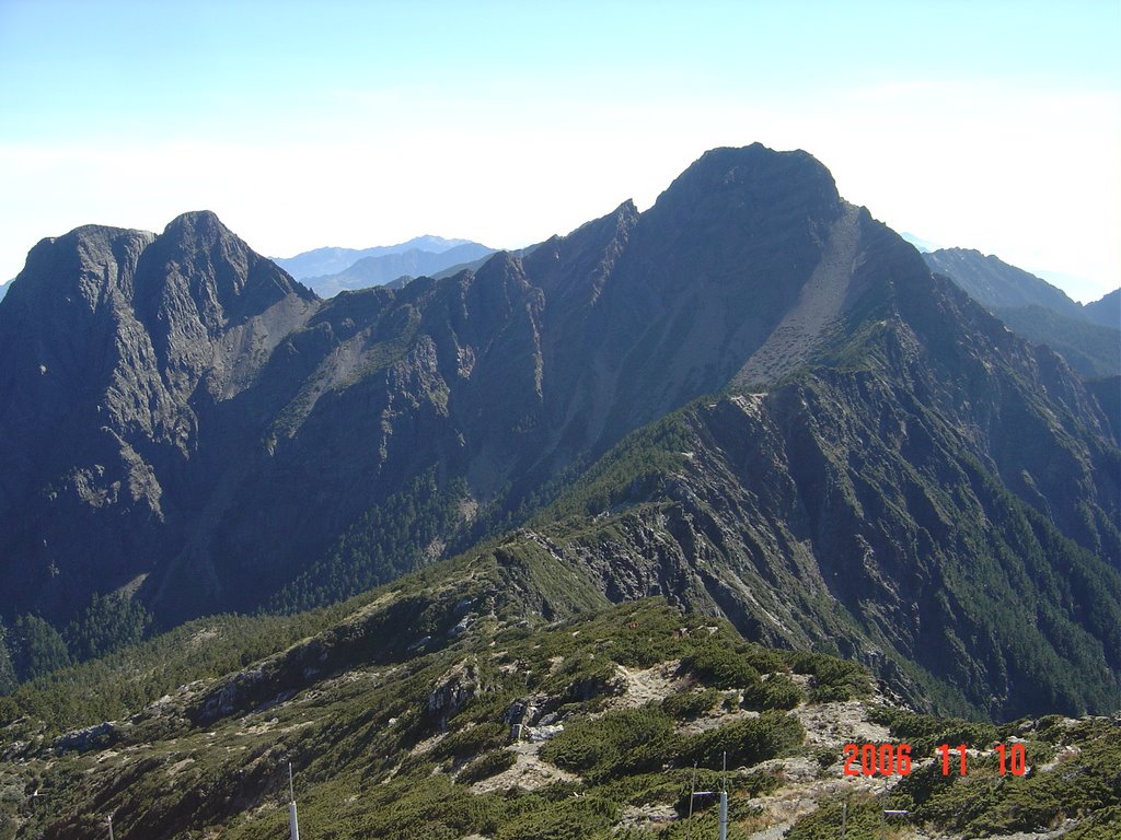 Taiwan2 南投，玉山北峰3858公尺往玉山拍攝，此圖可參考台幣1000元背面就是在此拍攝當背景。(2006/11/10) by Tai2 泰