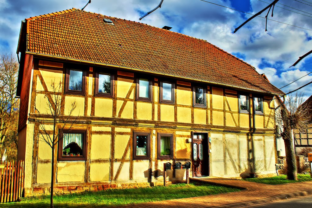 Fachwerk erinnert mich an Lehmhüttchen mit Stöckchen ... by Boris Gonschorek