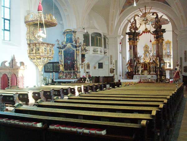 Innenansicht der Wallfahrtskirche in Neukirchen by cliffmclane