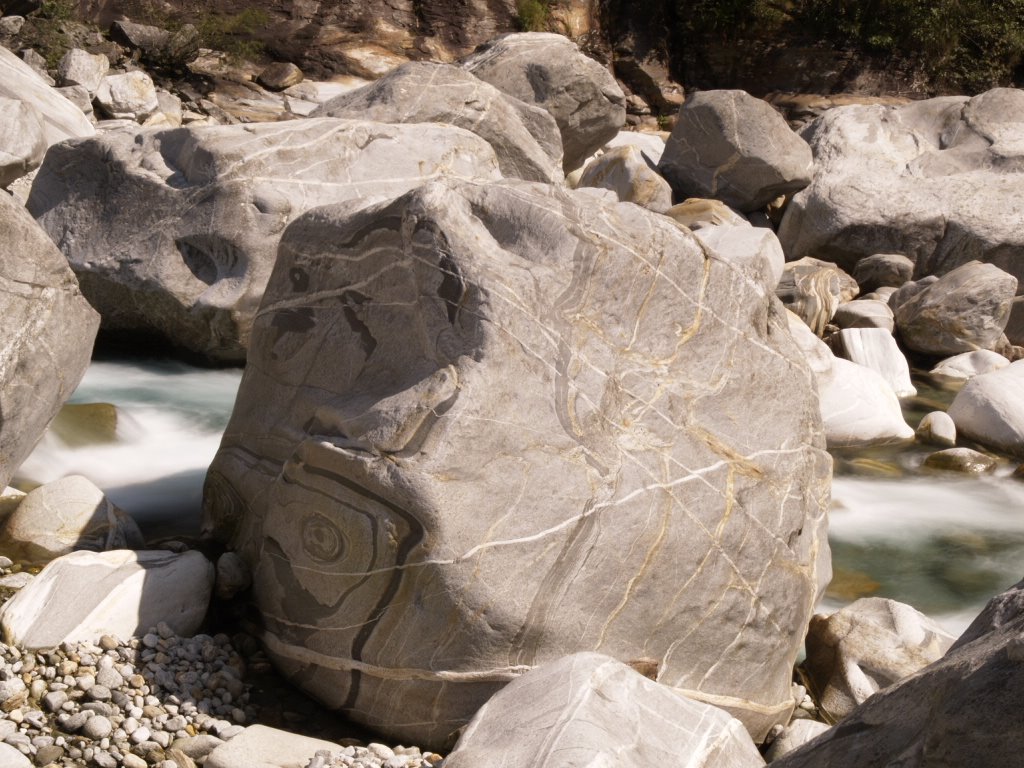 Stein im Valle Verzasca by tsuchi