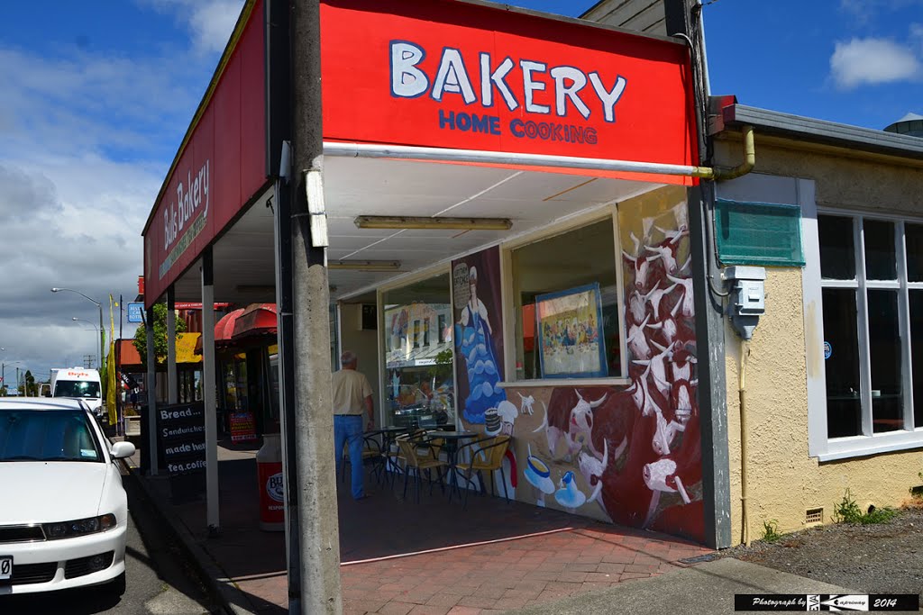 Bakery and paintigs by Eva Kaprinay