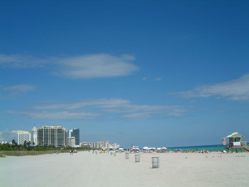 South Beach, Miami by Edson Mochizuki