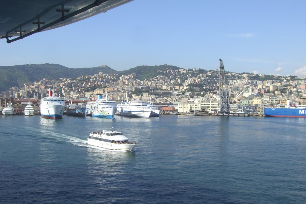 Een toeristenbootje komt langszij in de haven van Genua (Trudi) by Trudi