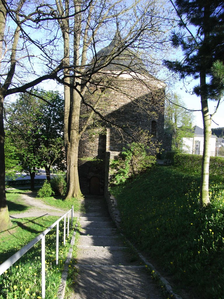 Blick auf den Roten Turm vom Park aus by roberto.ullmann