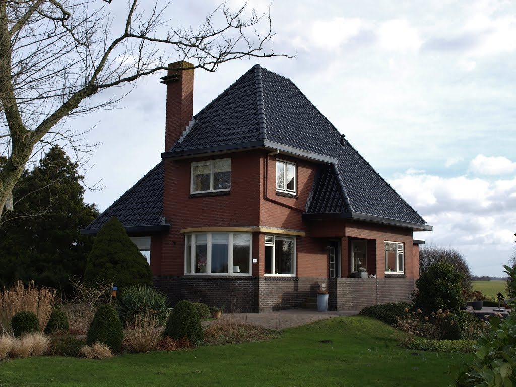 Woonhuis aan de Bonnerweg 47 in Gieterveen (1938), van architect Jan Groof, geb. Stadskanaal 15-11-1889, ovl. Stadskanaal (Oosterstraat 47) 18-9-1967 en gebouwd door aannemer Roelof Komduur (1891-1965) uit Gieten, i.o.v. Jan van der Veen Hzn, geb. Eexterveen 28-5-1879, ovl. Gieten 12-11-1954. Zie ook het vrijwel identieke woonhuis aan de Annerweg 1 in Zuidlaren (www.panoramio.com/photo/54314523). Jan Groof zou ook de architect zijn van de villa aan de Broek 18 in Gieterveen. by Hans R van der Woude