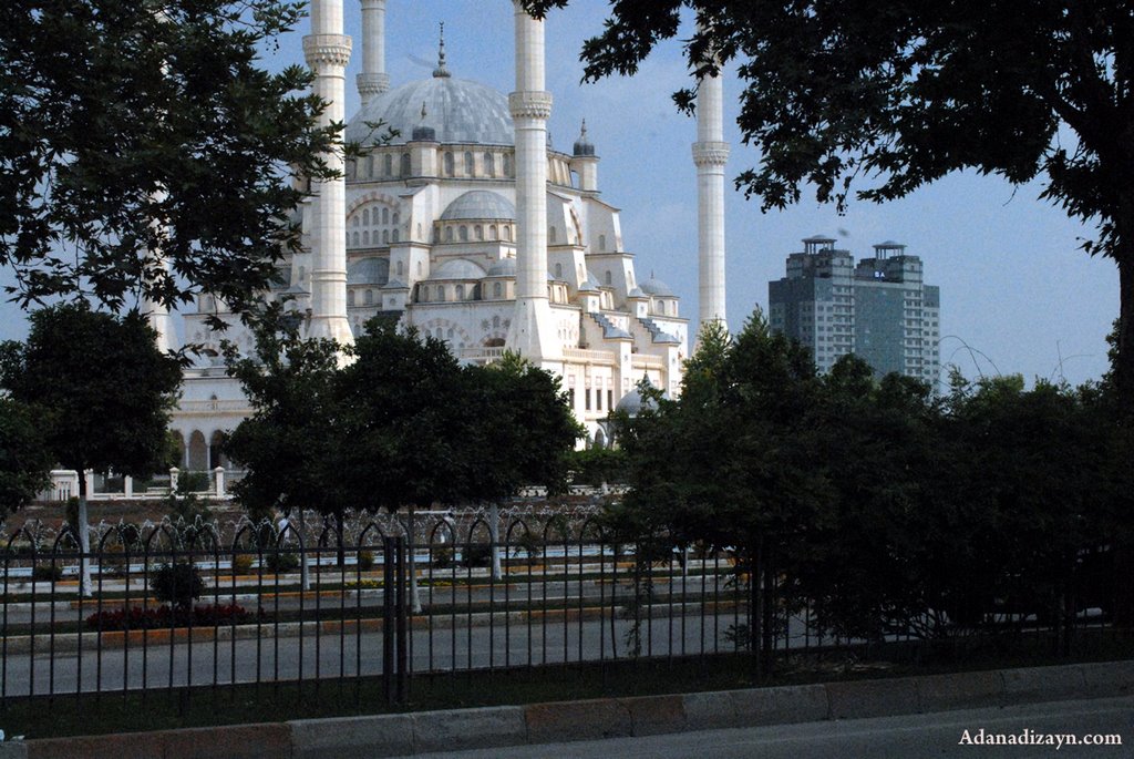 Merkez Camii ve Hilton Sa Fuzuli Caddesinden Seyhan Adana Turkey by Hüseyin Kafadengi