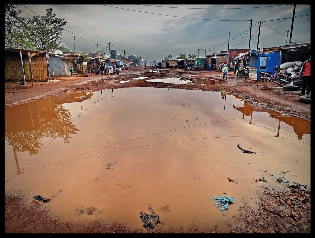 BURKINA FASO - Ouagadougou. Mercato di Tampouy alle 7 di mattina, dopo un forte temporale notturno.. by antenoremalatesta