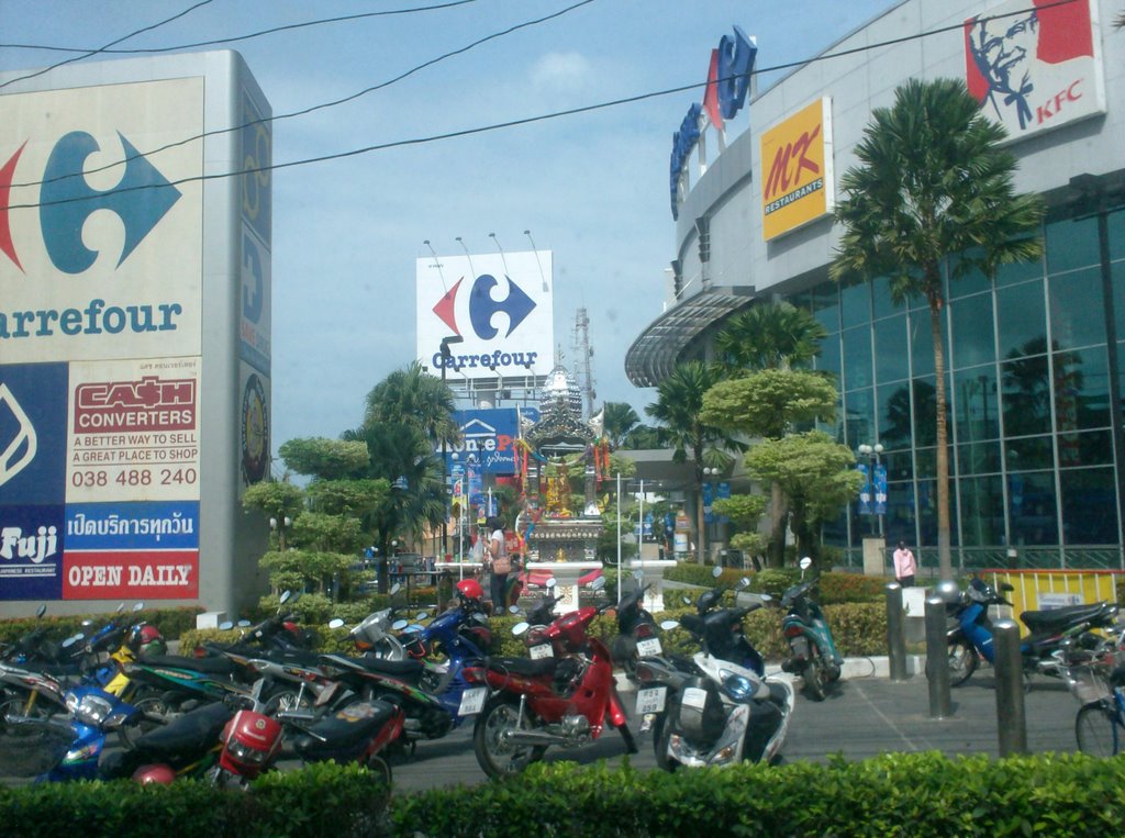 Pattaya Carrefour by KarlosK