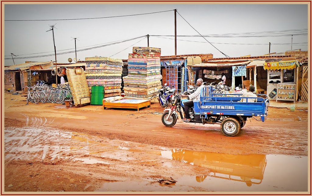 BURKINA FASO - Ouagadougou. Mercato di Tampouy,. Fango, letti e materassi... by antenoremalatesta