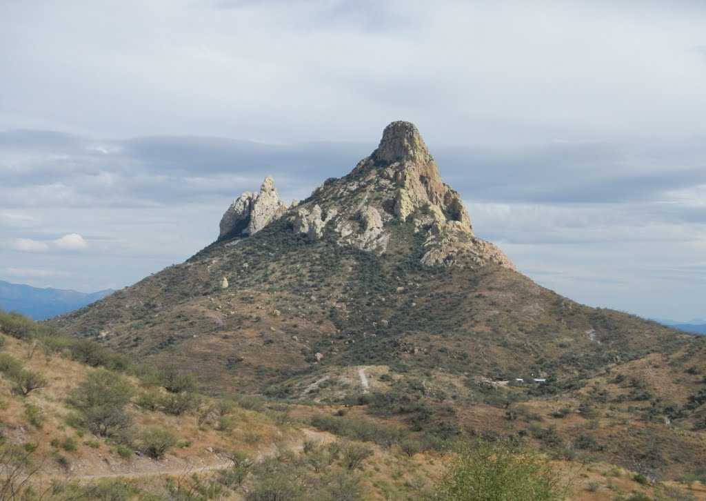 Picacho, entre Bacanuchi y Bacoachi by Outsiders