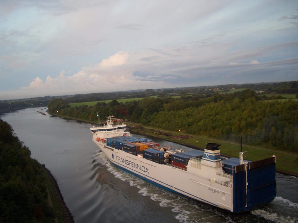 Blick auf ein Containerschiff by chartsurfer69