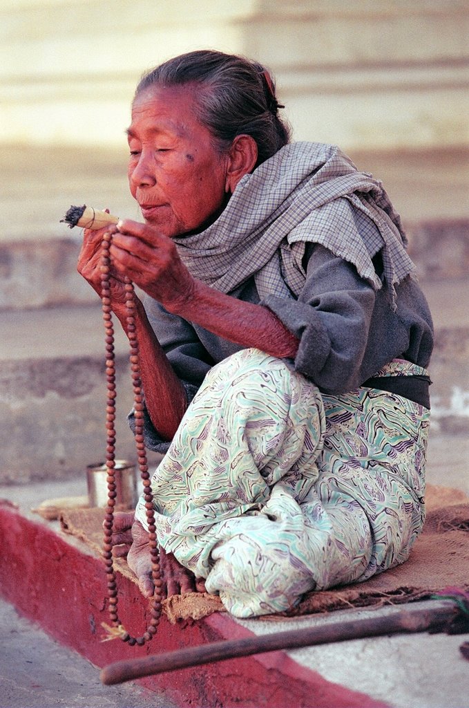 Woman smoking cheroot. Bagan, Burma. by Marcin Klocek (trave…