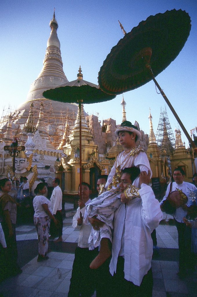 A ceremony in Shwedagon Paya, Rangoon, Burma. by Marcin Klocek (trave…