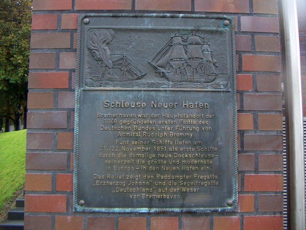 Bremerhaven - Gedenktafel für die alte Schleuse zum "Neuen Hafen" (nach Stillegung den Zugang zum "Neuen Hafen" jetzt durch die Sportbootschleuse wieder zur Weserseite direkt geöffnet) by Robert-68