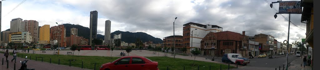 Vista panorámica desde Calle 26 hacia torre Colpatria by leider velasquez