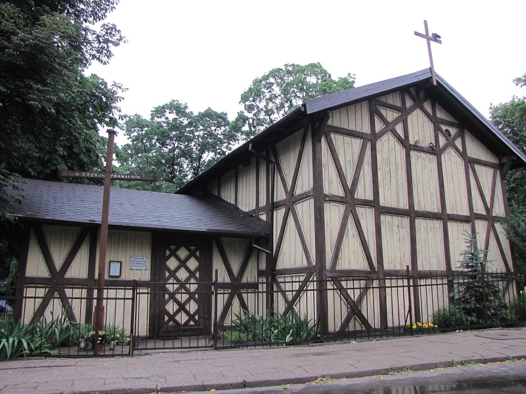 Toruń - Kościół parafii polskokatolickiej p.w. Narodzenia Najświętszej Marii Panny. Drewniana kaplica cmentarna zbudowana w 1885 roku. Parafia powstała w 1924 roku. by krzysztofk