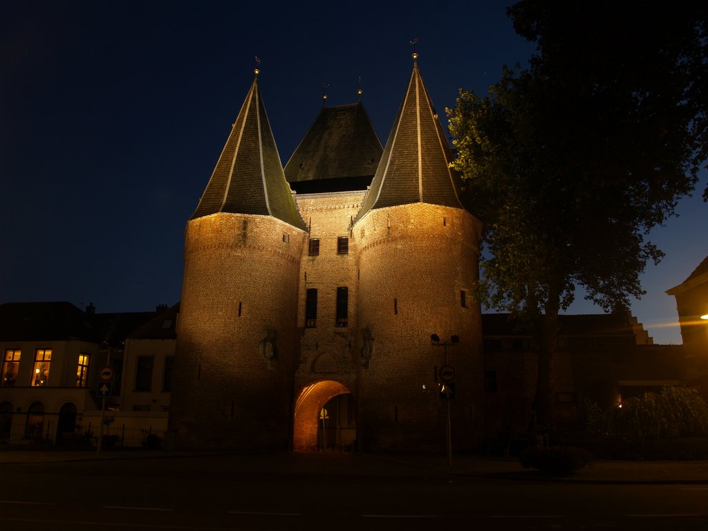 Koornmarktspoort bij nacht by hstek