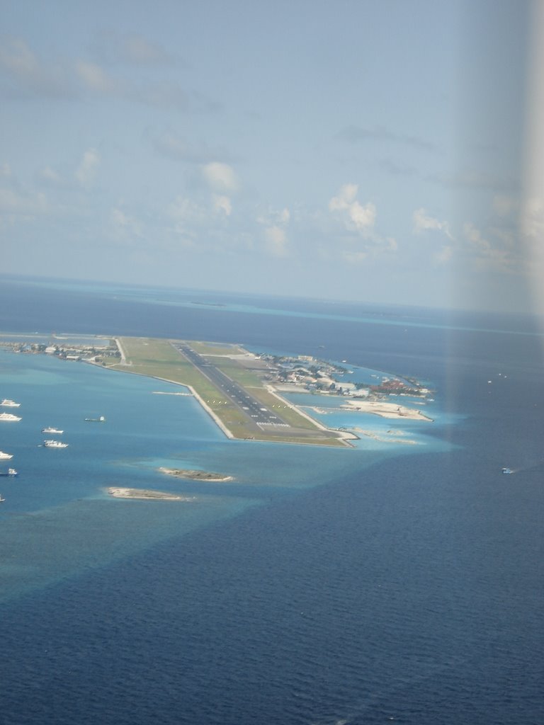 Male International Airport from hydroplane by mkthapa