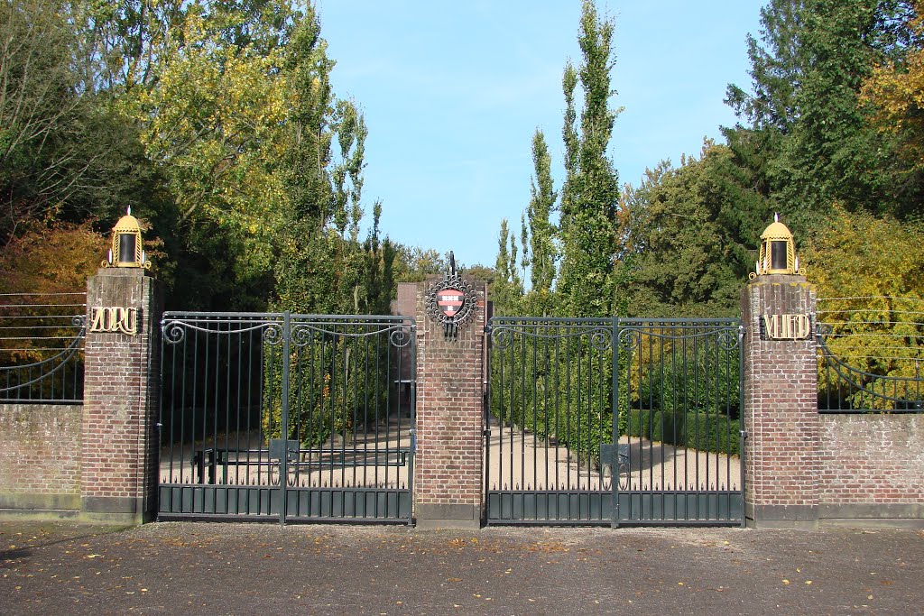 Begraafplaats Zorgvlied, Amsterdam by Carel van der Lippe