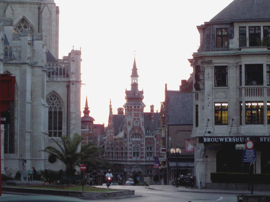 Leuven Fochplein post by Johan Byloos