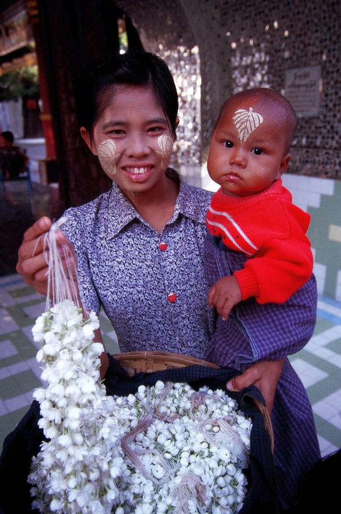 Mama z dzieckiem, Bago, Myanmar. by Marcin Klocek (trave…