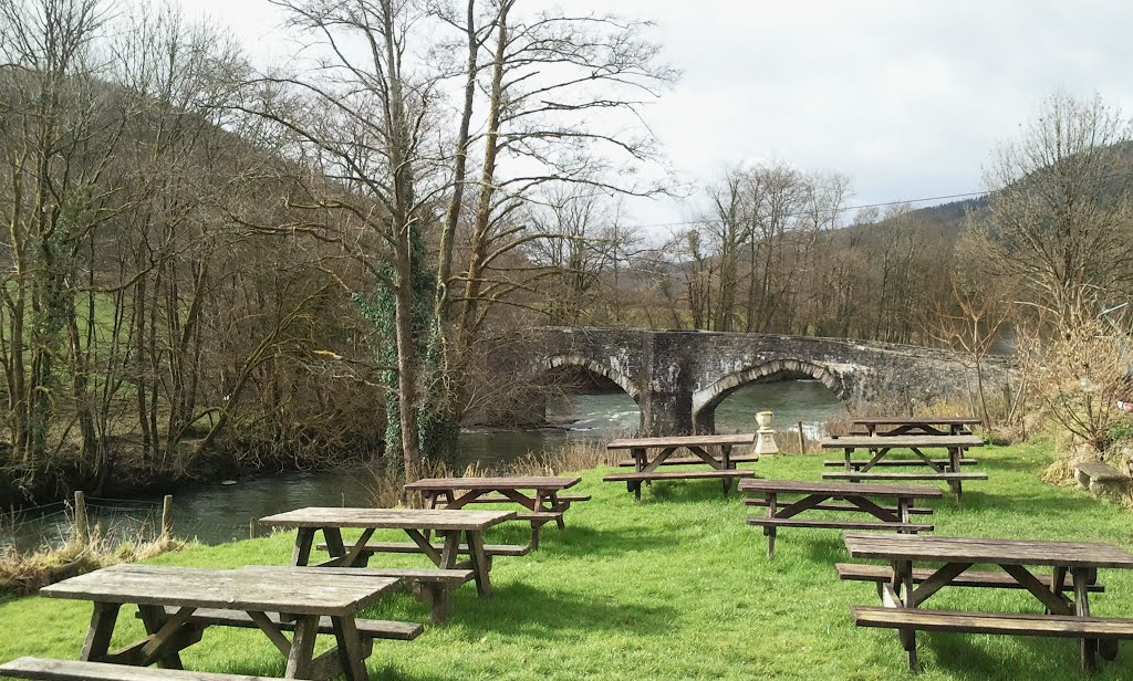 The Black Lion's beer garden by LanzaroteCamel