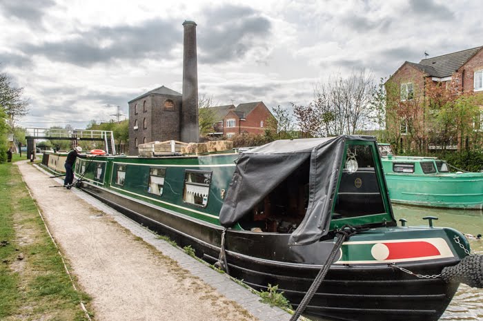 Willow moored at Hawkesbury Junction on the Coventyr Canal by hilofoz