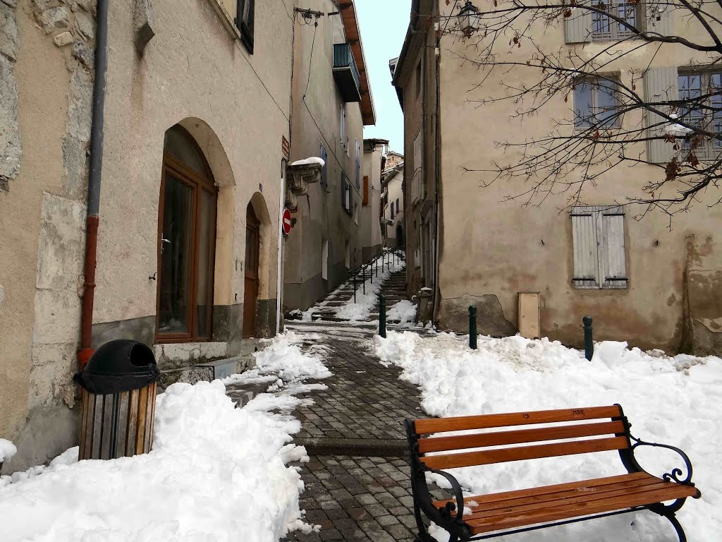 Veynes: Le banc sans neige. by Jean-Louis Delegue