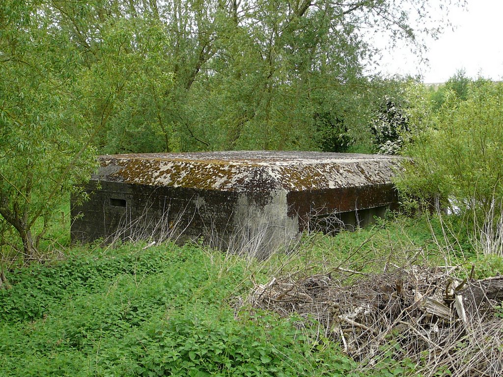 Pillbox on Kennet & Avon by fencer_js@yahoo.com