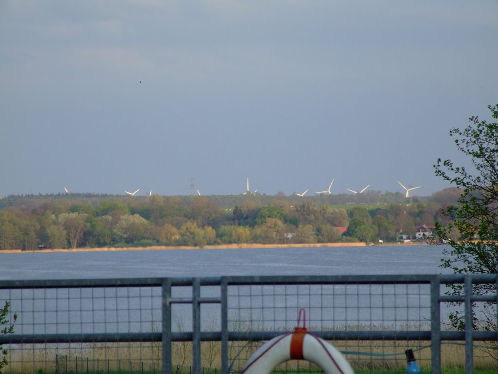 Windräder in Stavenhagen vom Kummerower See aus by BMNkl