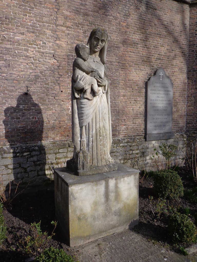 Beeld achter Martinuskerk Princenhage (Breda) by © rdnjc