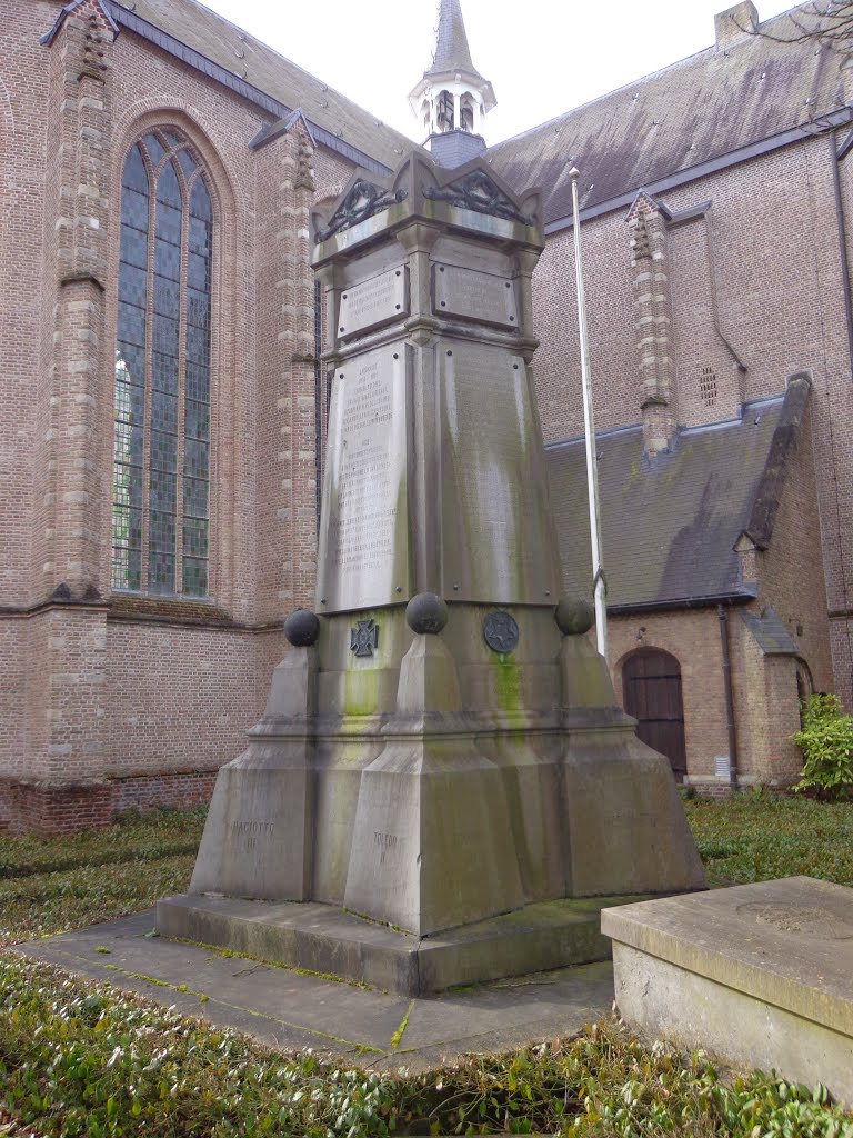 Beeld voor gevallenen achter Protestantse Laurentiuskerk Ginneken (Breda) by © rdnjc