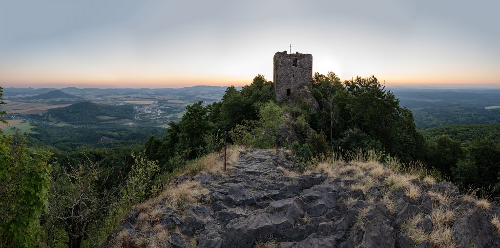 Hrad Ralsko při východu slunce by David Paloch