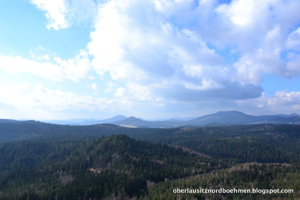 Blick vom Pfaffenstein zum Hochwald by Robert Knothe