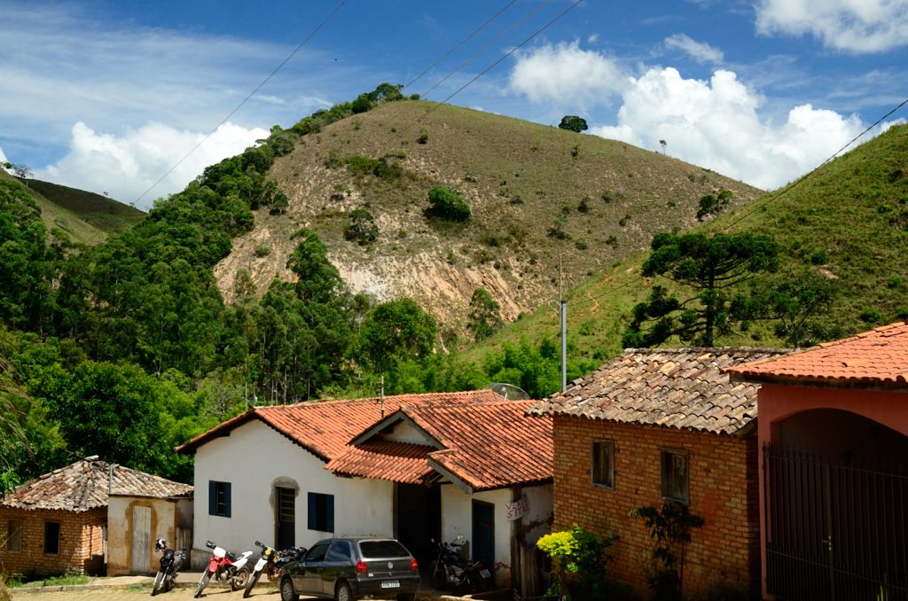 Casas e serra by Leandro Durães