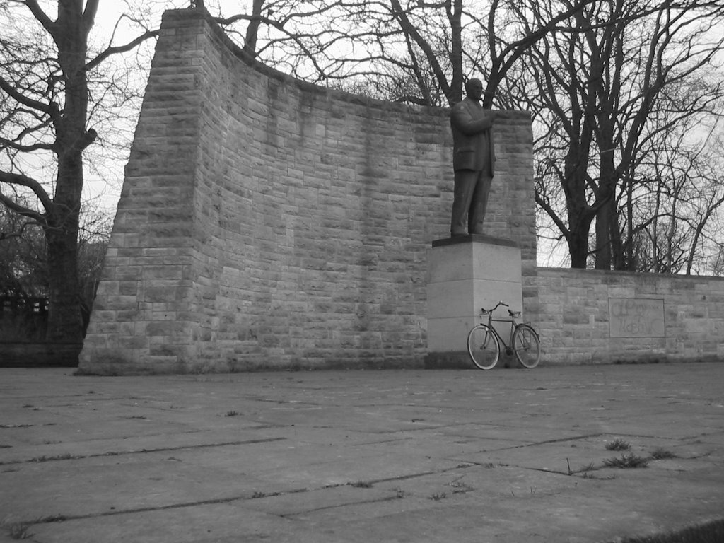 Ernst-Thälmann-Denkmal in Stralsund by kmvar