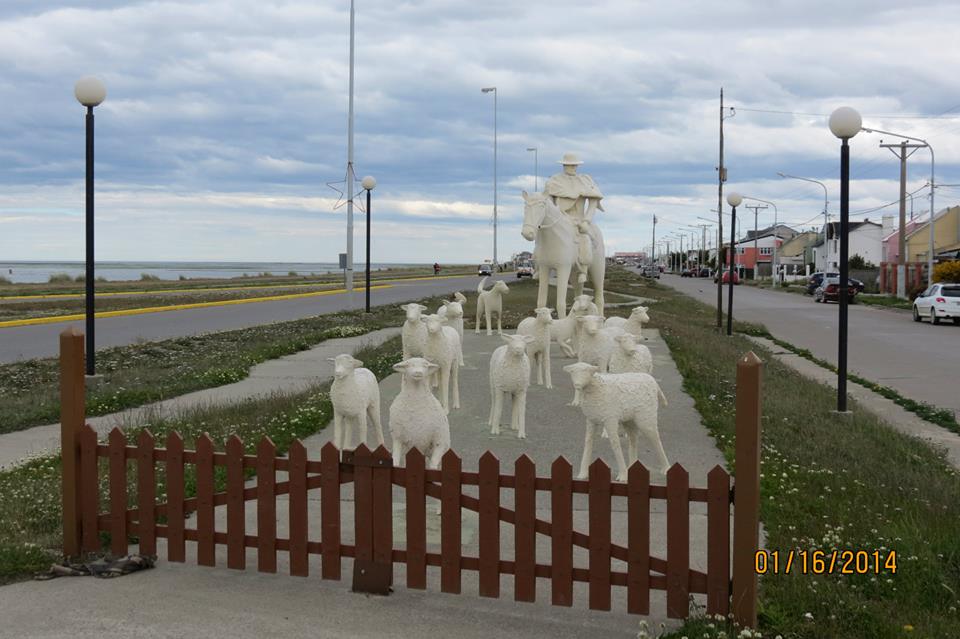 Monumento al Ovejero Fueguino by leo_helvecia