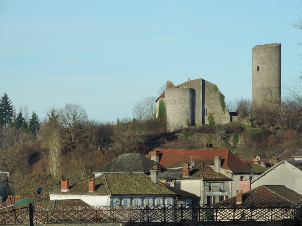 Vestiges du château de Chalus Chabrol, Haute Vienne by jl capdeville