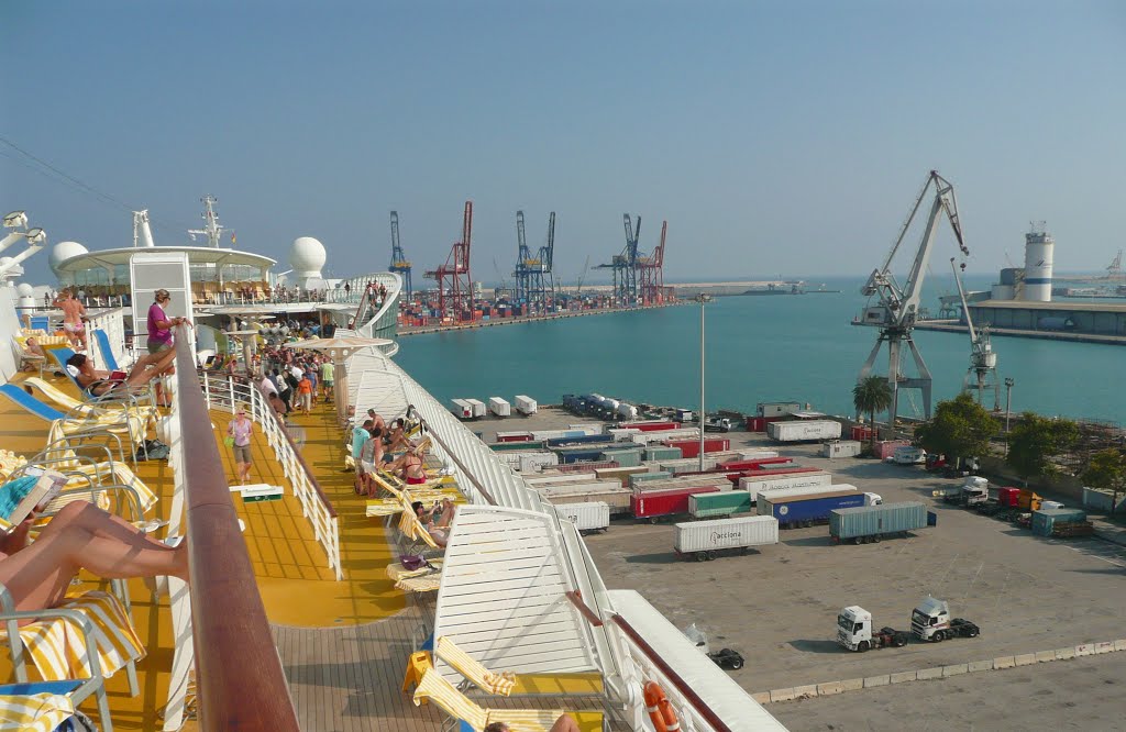 Containerhafen Valencia vom Sonnendeck aus by JulianS.