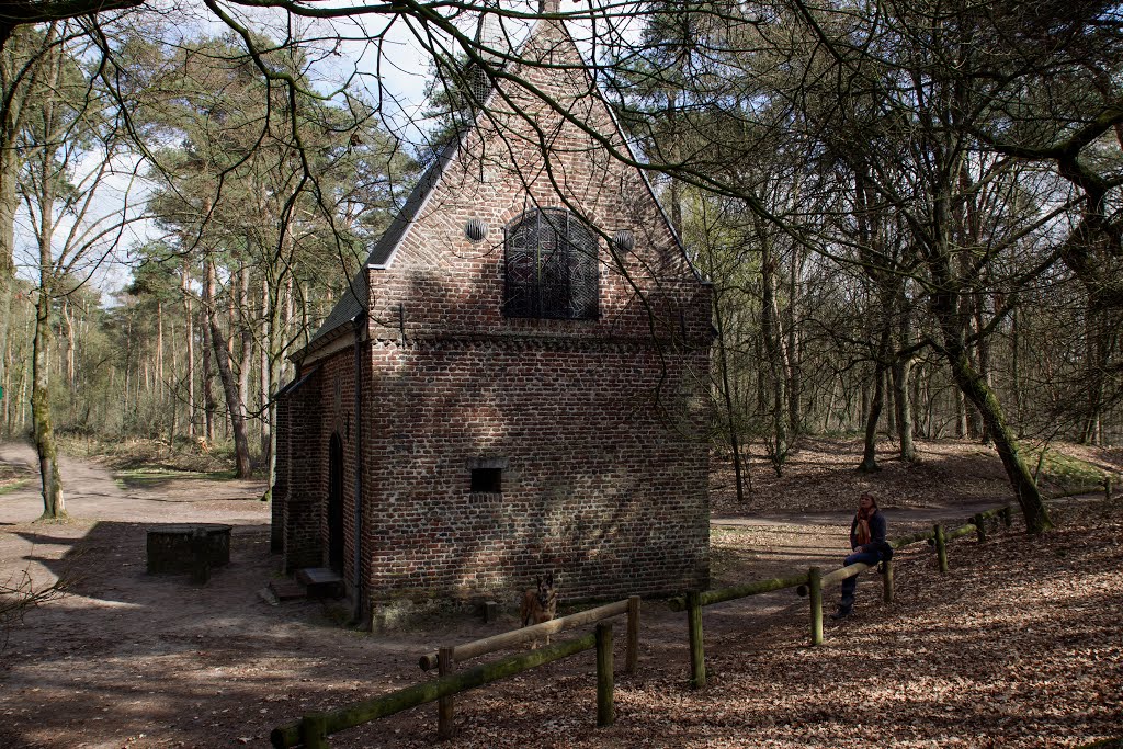 Oostrum, Sint Willibrorduskapel, Limburg,Nederland. by Geert Giesen