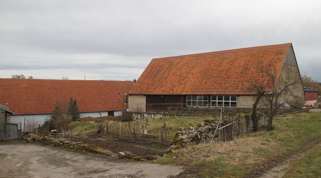 Der Weg endet hinter einem Hof by lebola