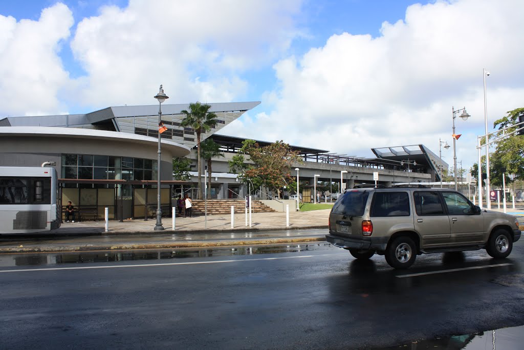 Tren Urbano - Estación Sagrado Corazón by joseph.geigel