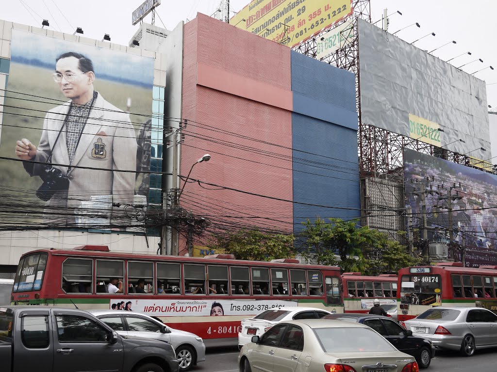 On Phetchaburi Rd by Sven Mueller