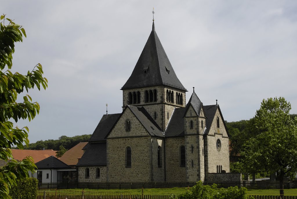 Schmechten, schöne Kirche auf freier Fläche im Dorfzentrum by Uwe Gehring